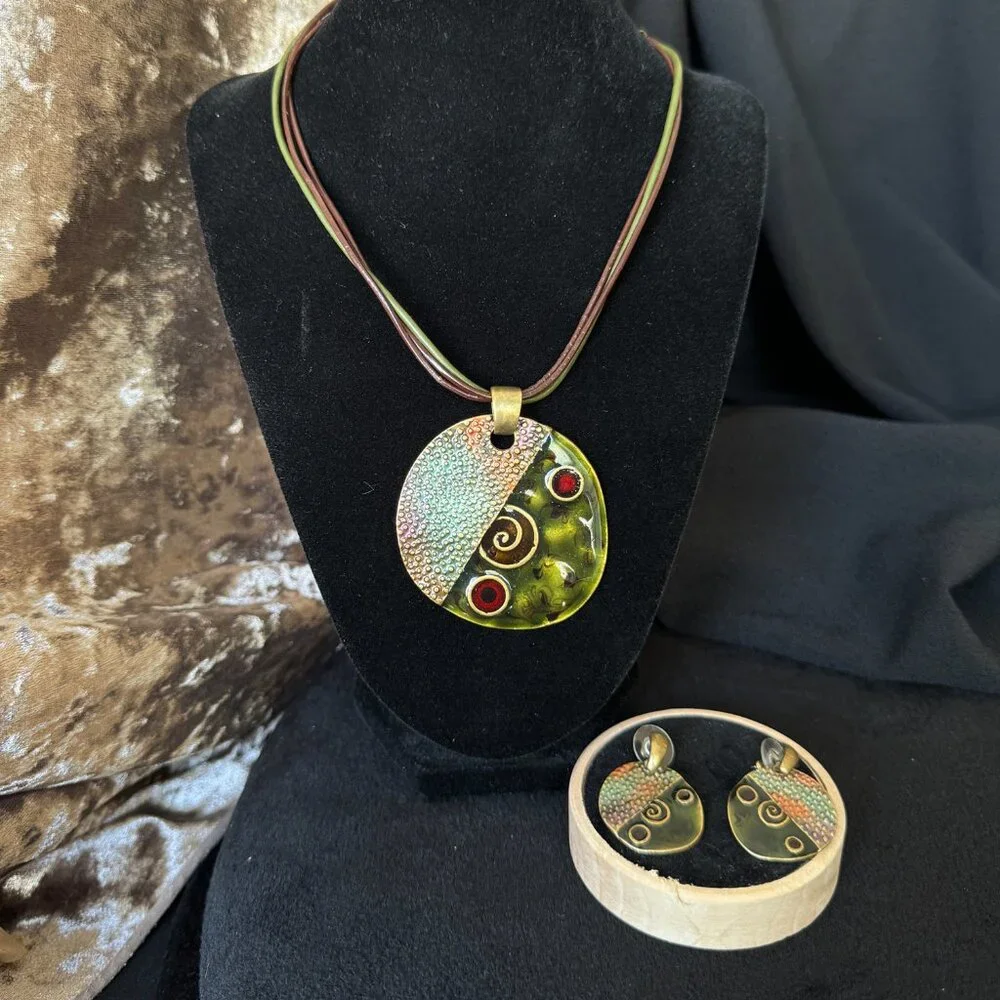 Medallion Gold Tone Olive Burgundy Pendant Enamel Leather Cord + Stud Earrings - Picture 5 of 12